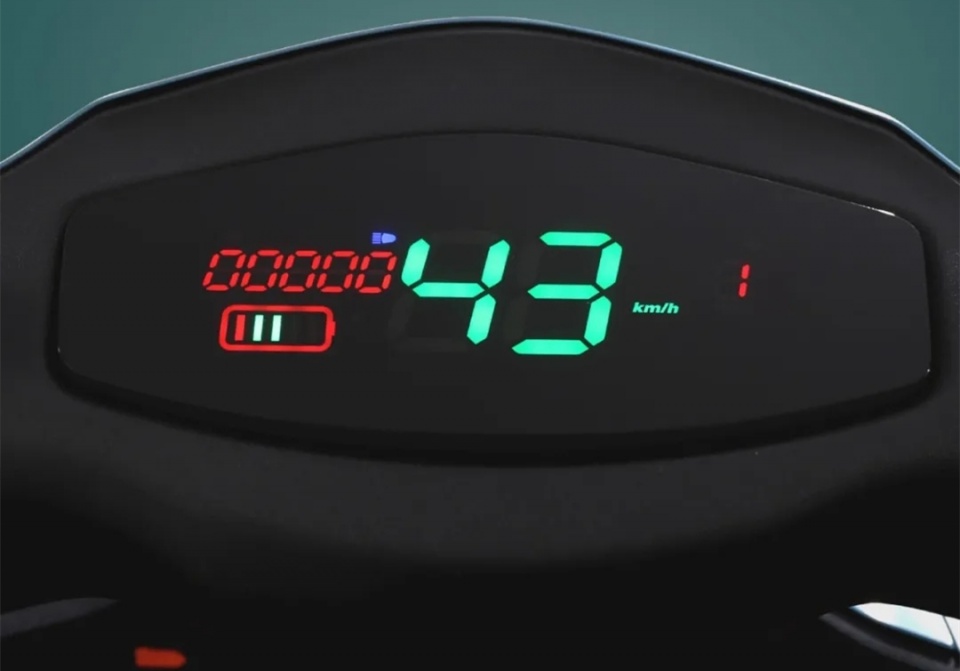 雅迪又推出一款电动车锐速,配备1200w电机,72v容量电池!