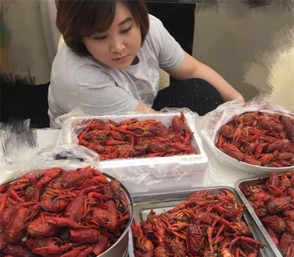 明星也爱吃小龙虾,戚薇认真沈梦辰女汉子,看到最后:汤都不放过