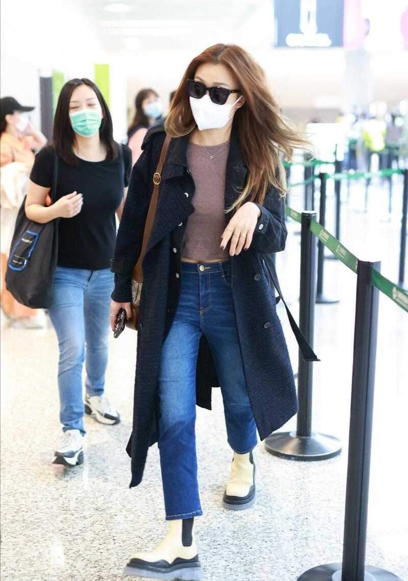 藏青色搭配藏青色大衣这种藏青色大衣在秋冬季节的出现率极高,因此