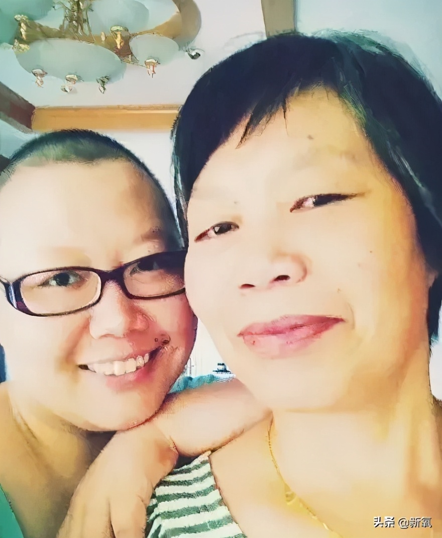 熊顿做客《鲁豫访谈》时说自己的妈妈一直很坚强,但在坚强的母亲在