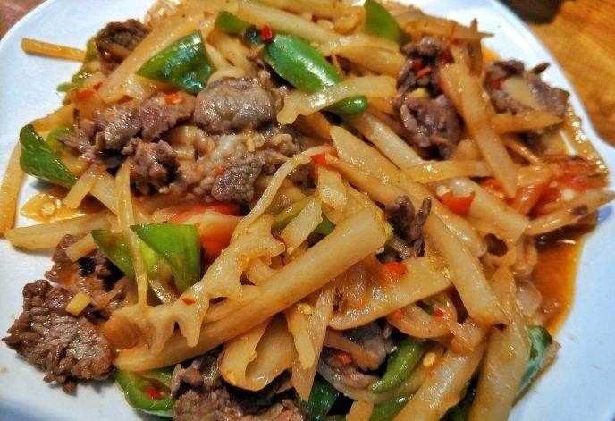 家常下饭菜酸笋炒牛肉,酸辣美味,让人胃口大开