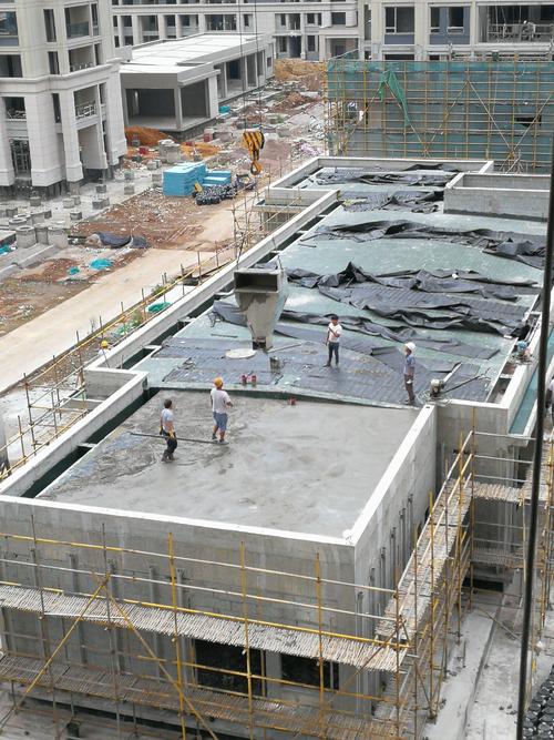 第2点:屋面要保证1°~3°的坡度,保证屋面排水,现浇过程中要用振动棒