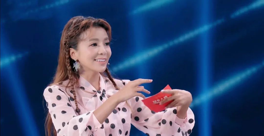 朱迅录制《星光大道》上台被搀扶?工作量大,一天录制17场节目?