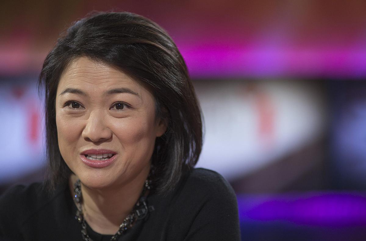 每年从中国捞金16亿,却给美国捐6亿,百亿女富豪还拿绿卡入美籍|张欣