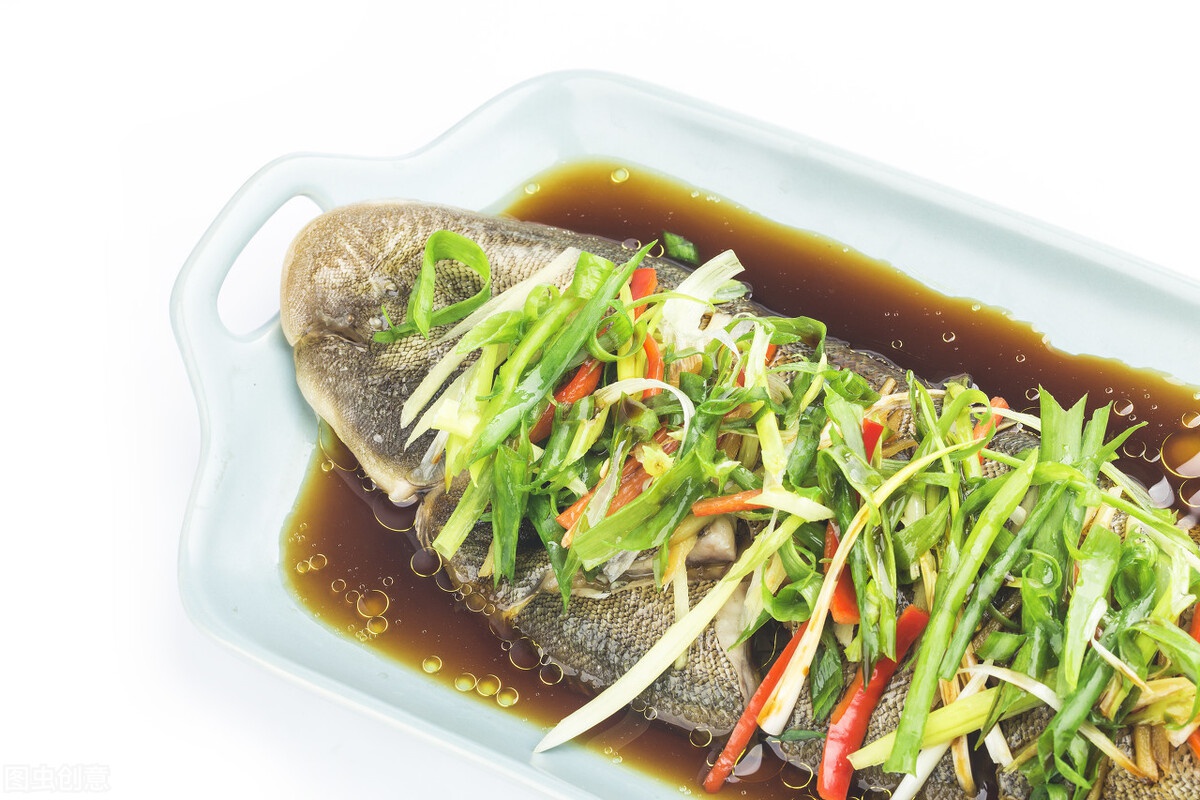 清蒸鲍鱼清蒸龙利鱼高端的食材往往只需要最朴素的烹饪方式