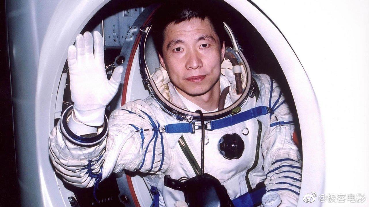 17年前的今天,我国第一位宇航员杨利伟乘坐神舟五号飞向太空……|杨利伟_新浪新闻