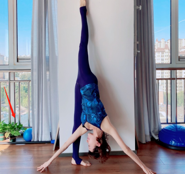 金巧巧晒健身穿紧身衣秀一字马太心动嫁富豪生一双儿女惹人羡