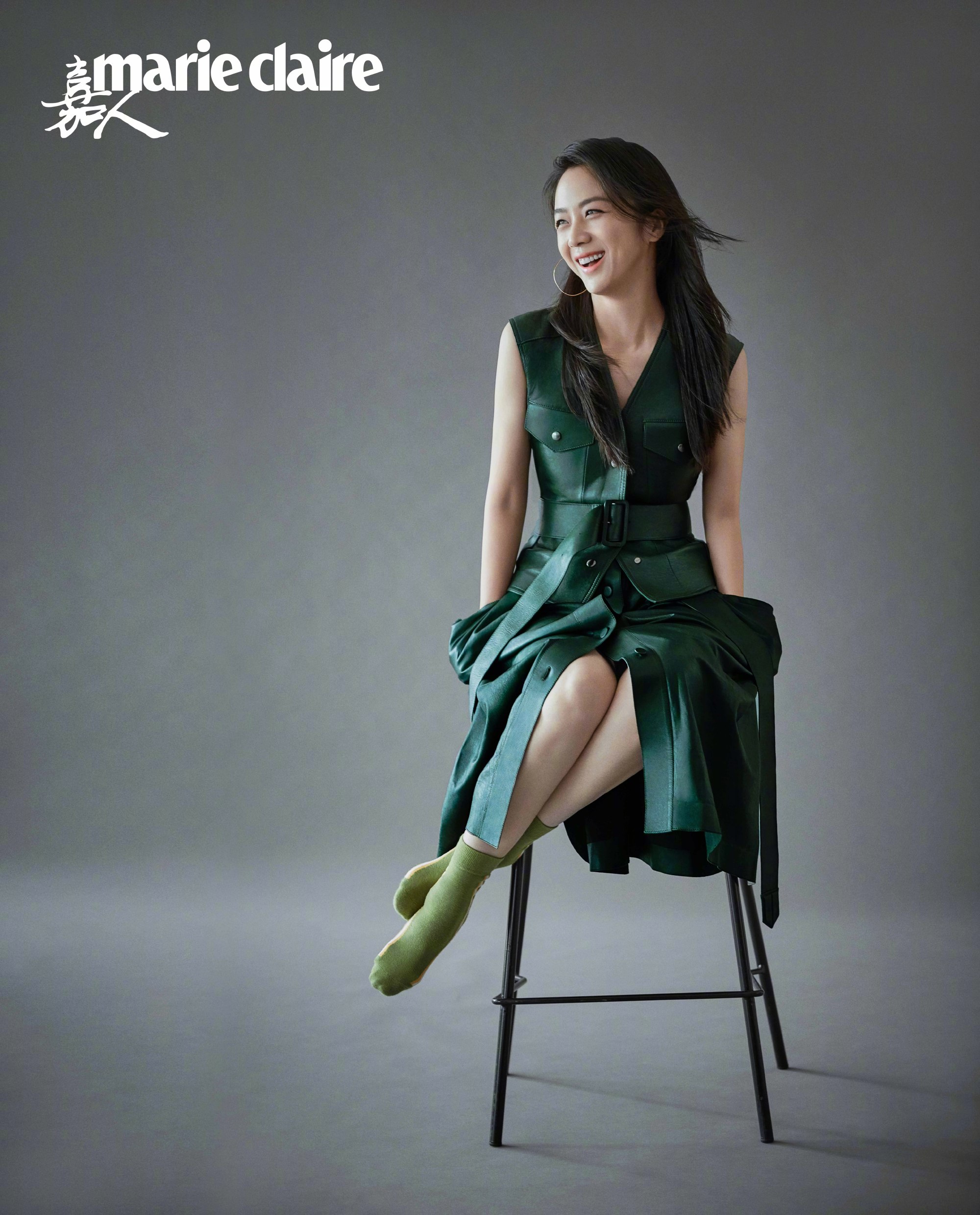 42岁汤唯新刊凹出性感一袭大衣在身超魅惑水润牛奶肌惹人羡