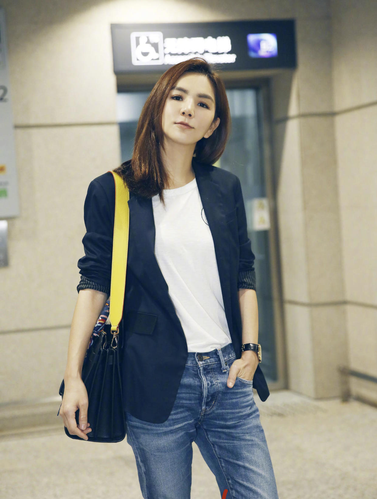 ella陈嘉桦真是穿搭实力派,西装配牛仔裤,演绎简单即高级