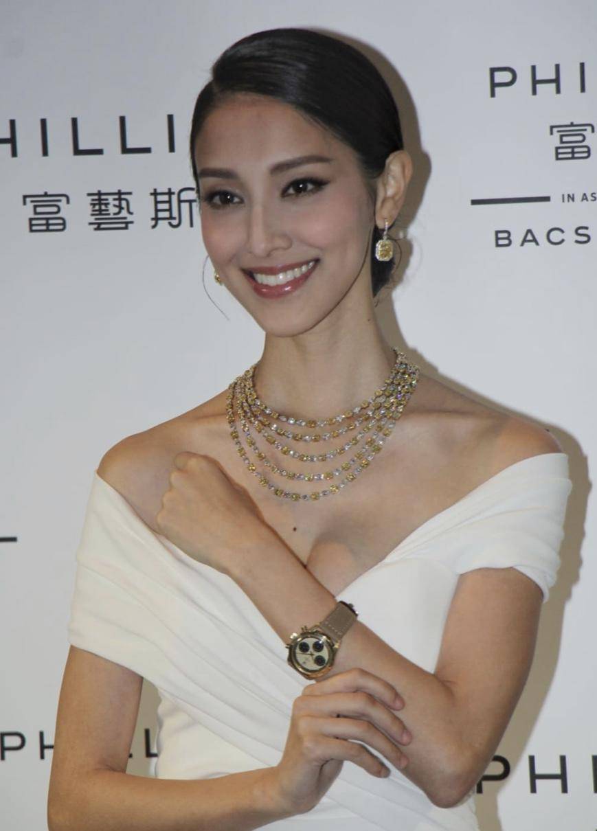 最美视帝妻子陈凯琳产后首次出席活动,大秀完美身材,引网友大赞