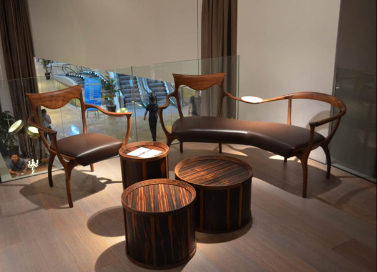 流线型线条但抛弃了所有繁琐的装饰椅子看得出有欧洲古典家具的外形给