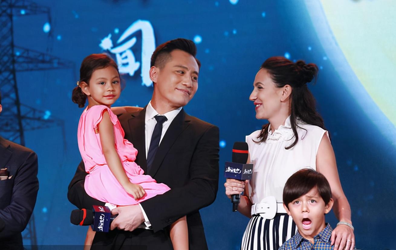 刘烨一家四口同框,与外籍妻子恩爱爆表,混血儿女颜值逆天