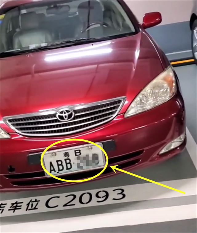 见过17年前的牌照吗?车牌颜色"白底黑字",当初只发放了一年