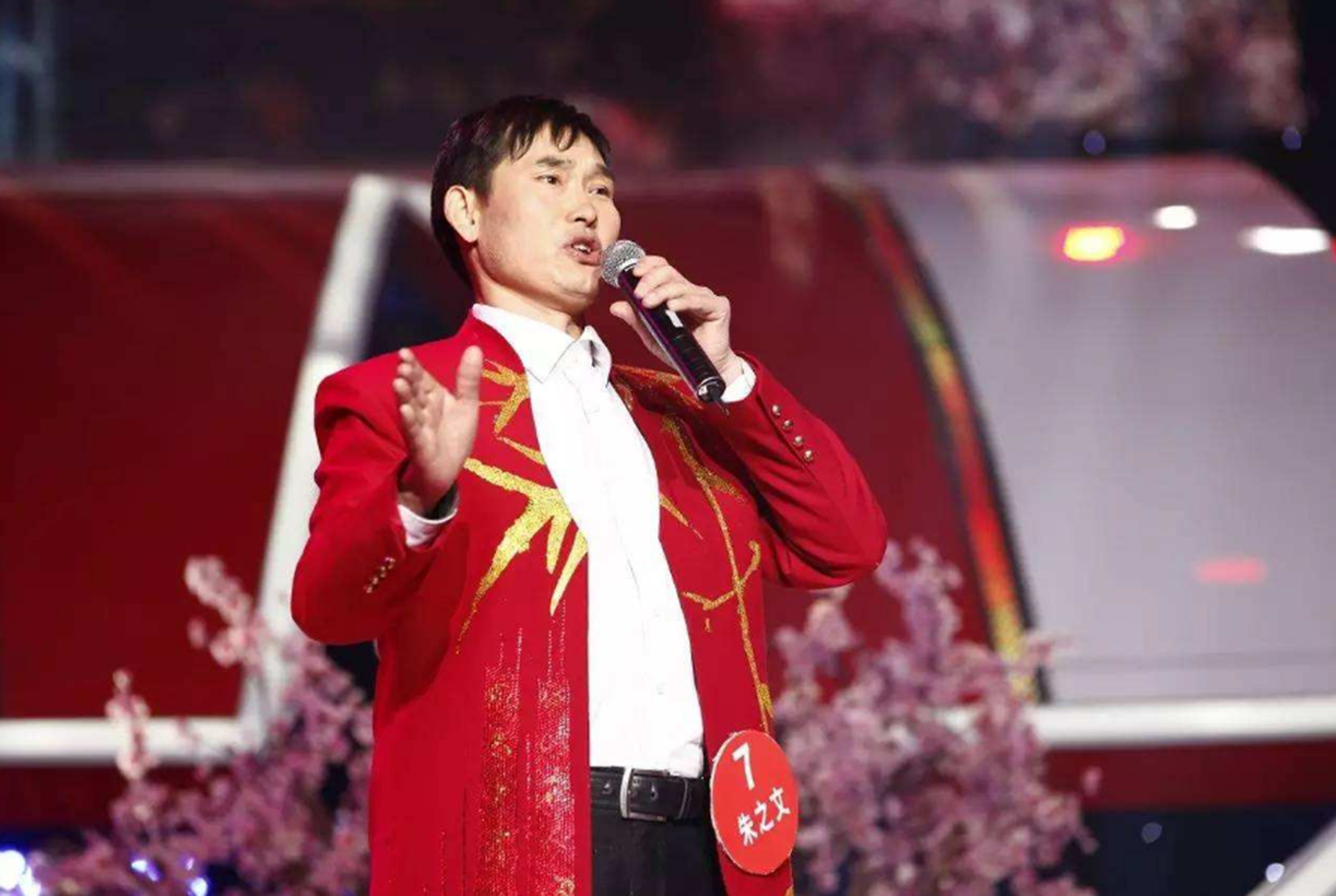 大衣哥当星光大道评委,直言儿媳是自己选的,桌上豪车钥匙太惹眼