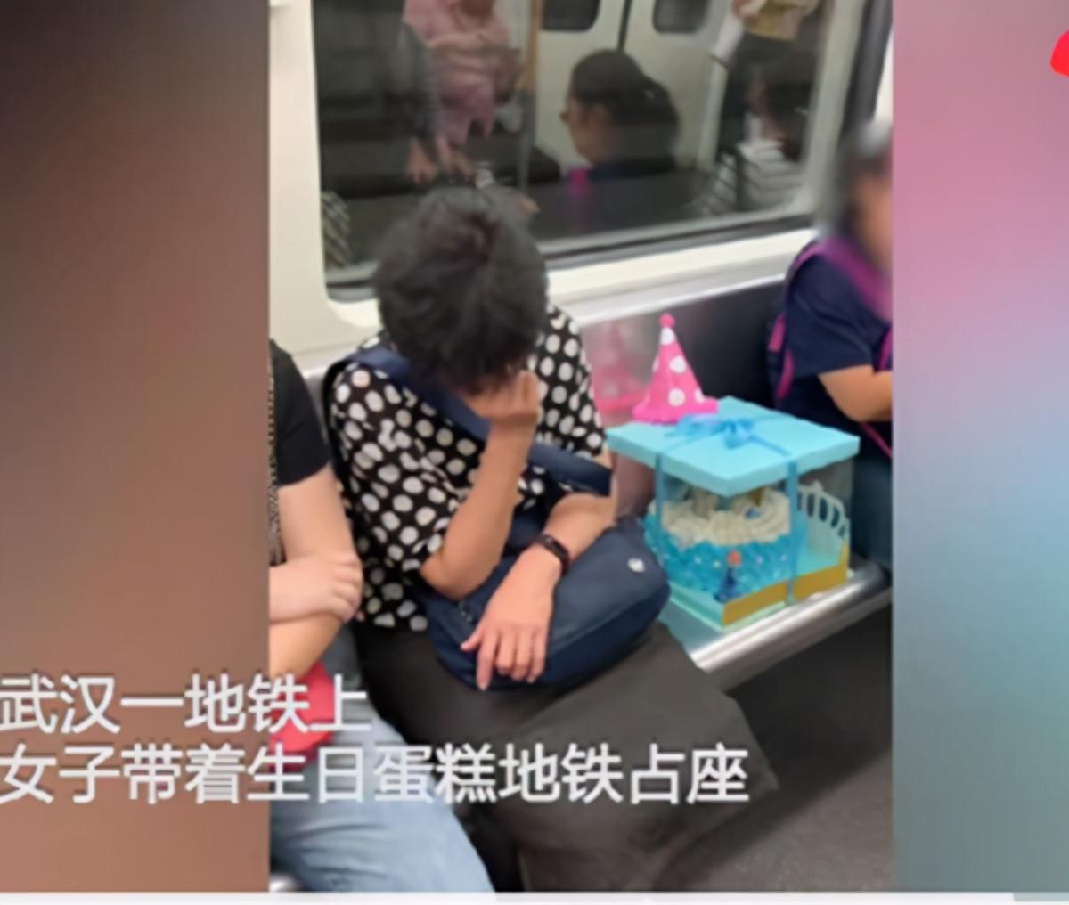 妙龄女子上公交车刷老人卡, 司机识破后反遭辱骂, 乘客怒赶下车休闲区蓝鸢梦想 - Www.slyday.coM 妙龄女子上公交车刷老人卡, 司机识破后反遭辱骂, 乘客怒赶下车休闲区蓝鸢梦想 - Www.slyday.coM