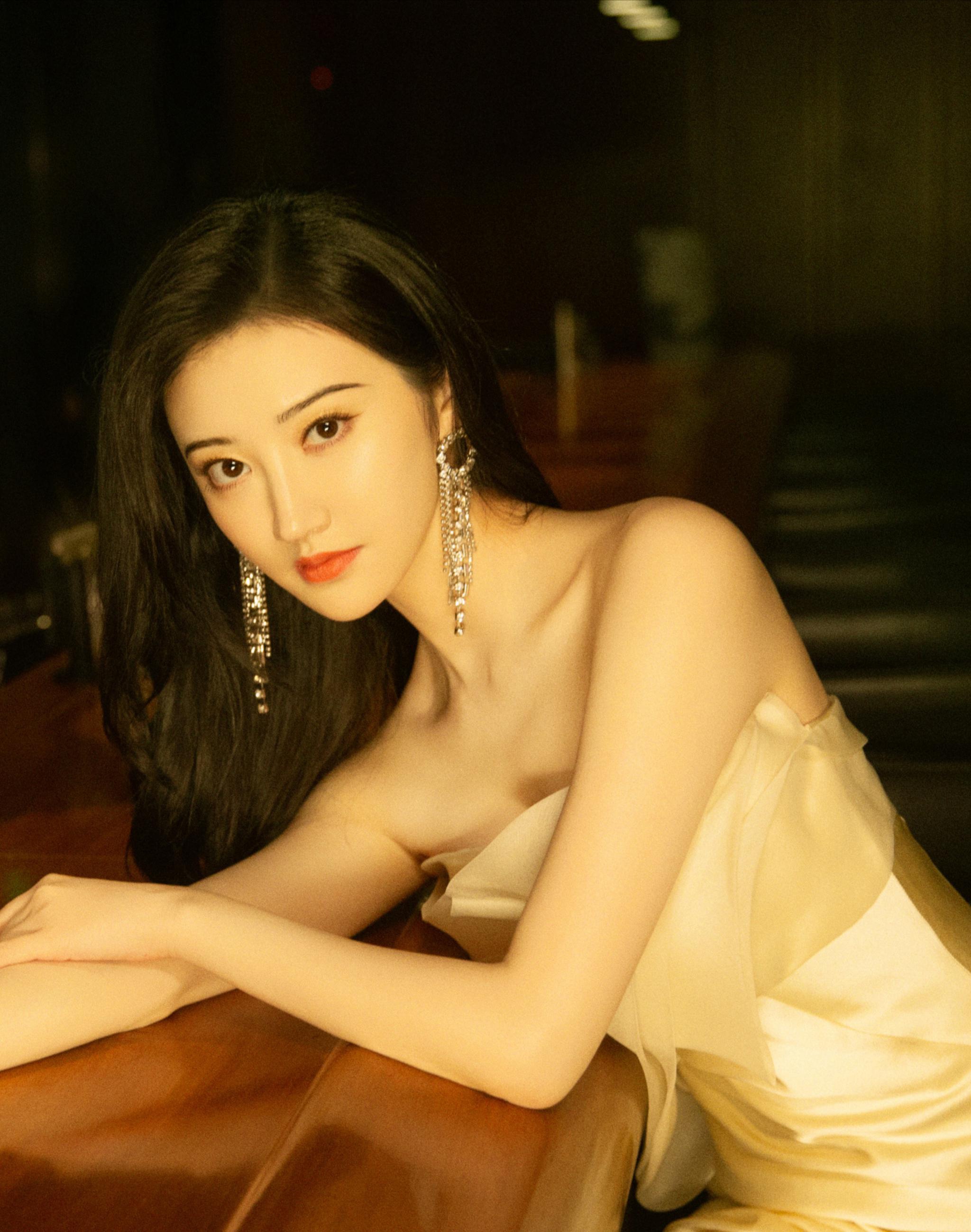 的这件抹胸礼服裙,色调选择了优雅大气的香槟金,香槟金自带偏光效果