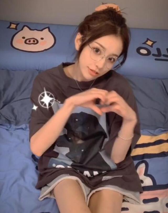 刘思瑶发布男友视角,坐在床上抬头看你,方阿姨第一次让黑粉心动