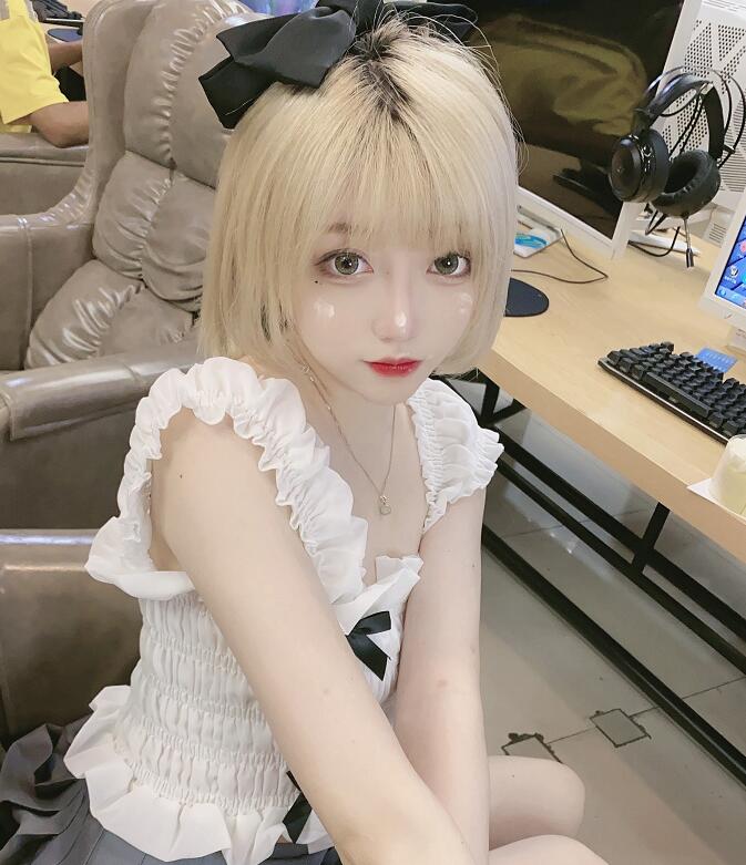 咬米陷入滤镜风波,拍摄最新作品,背后的空间都扭曲了