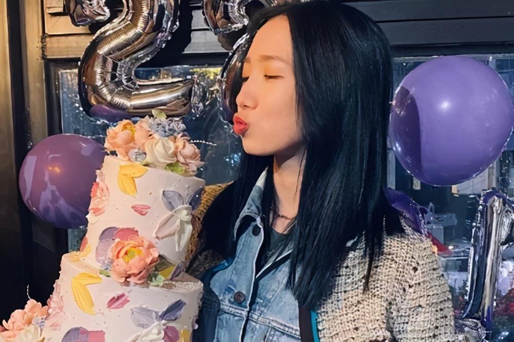 孟美岐过生日,火箭少女2位成员到场庆生,不是吴宣仪和杨超越