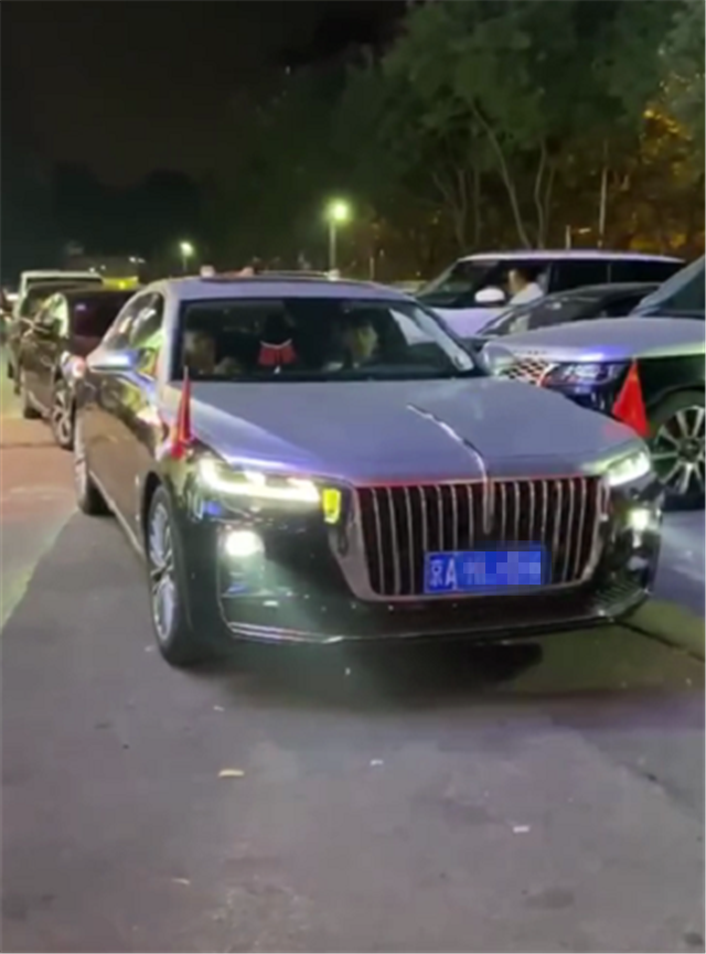 双拼色红旗h9现工体酒吧车头插旗车牌值6位数还是京a