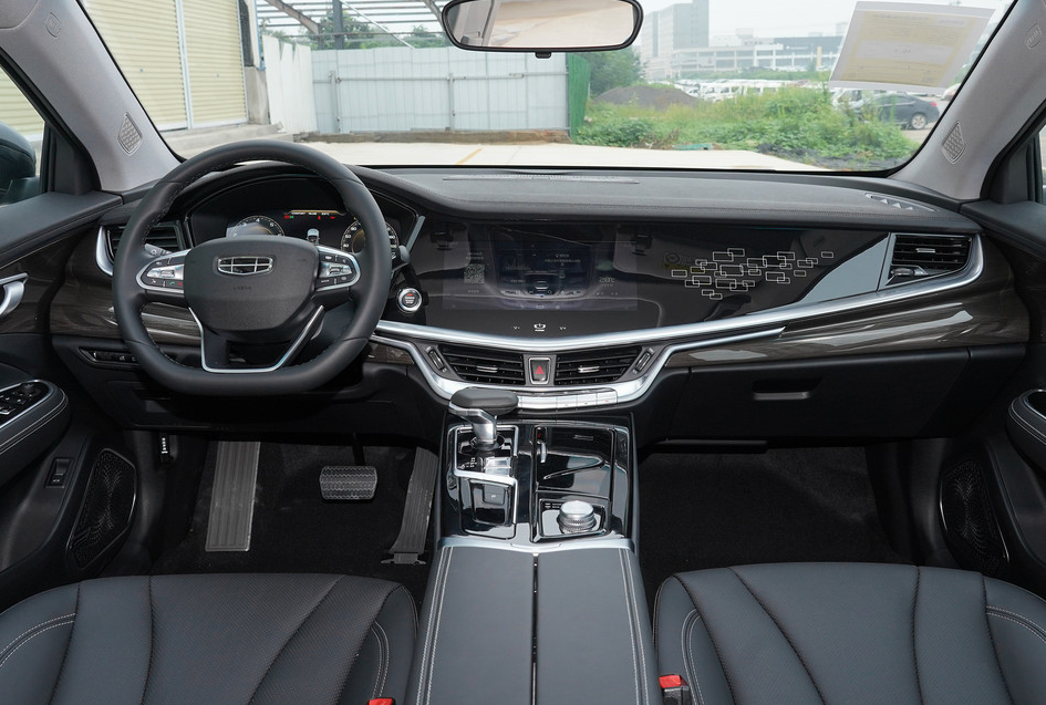 内饰方面,新款吉利博瑞以不变应万变,基本保留了老款的整体布局,钢琴