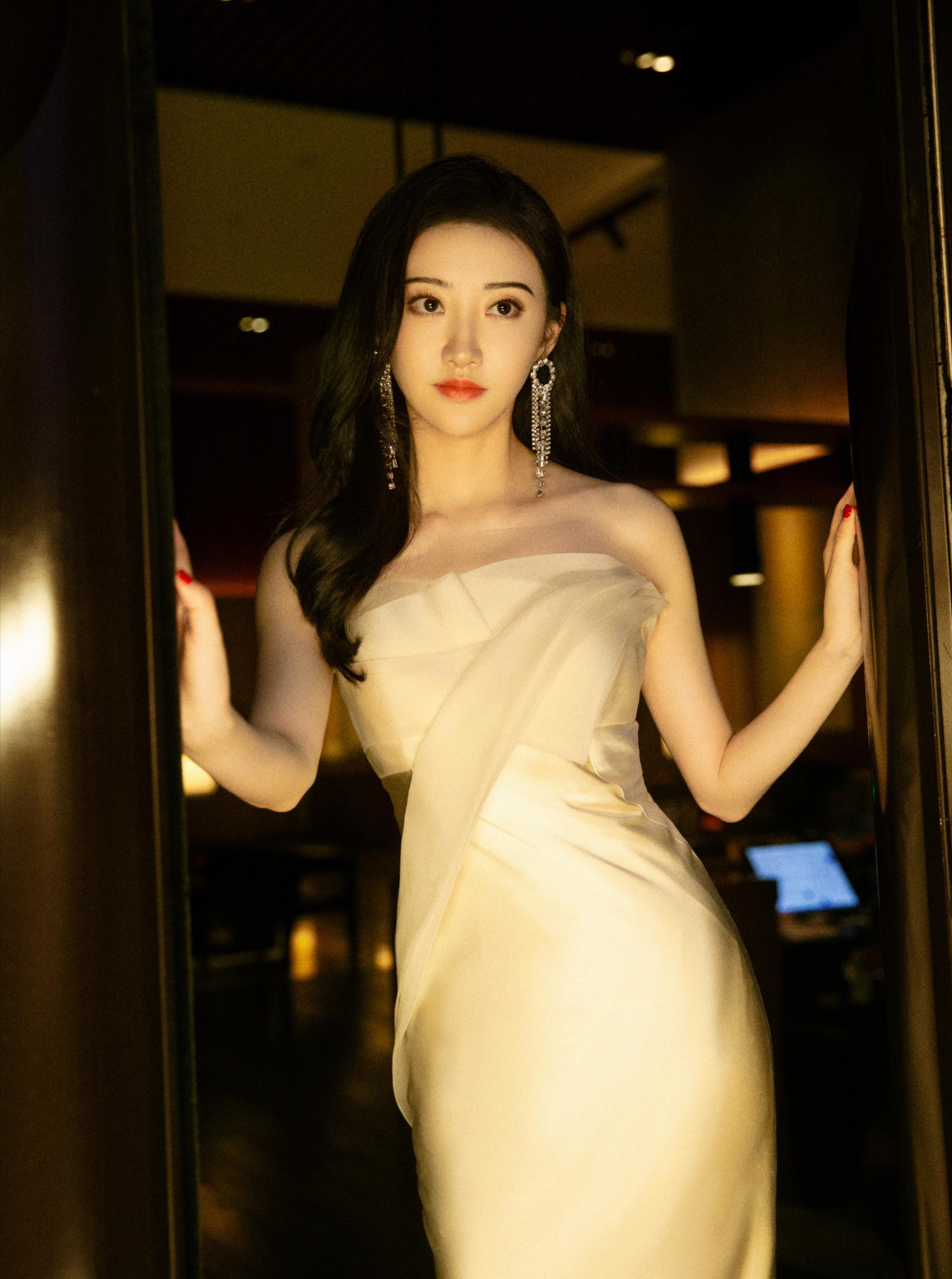 景甜身穿一件样式简单,并且几乎没有什么华丽装饰的抹胸礼服裙,景甜的