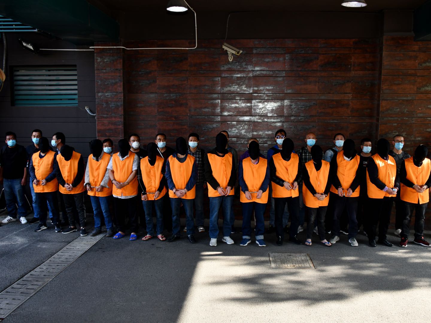 跨国假烟犯罪团伙归案:涉案4亿余元,查获成品假烟上百万条