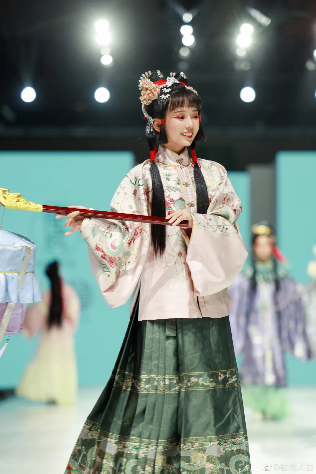 汉服走秀因吵架火上微博热搜1000万网友围观心疼热爱岂能用钱赔偿