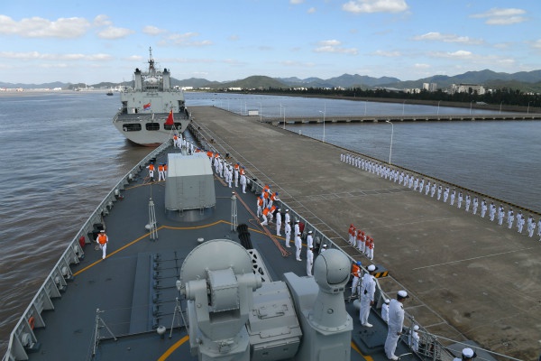 图说:海军第35批护航编队太原舰缓缓驶抵浙江舟山某军港码头 江山/摄