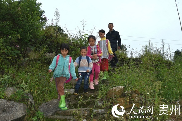 在桐梓县芭蕉镇河坝村有两名老党员,老教师,坚守在大山深处,投身基础