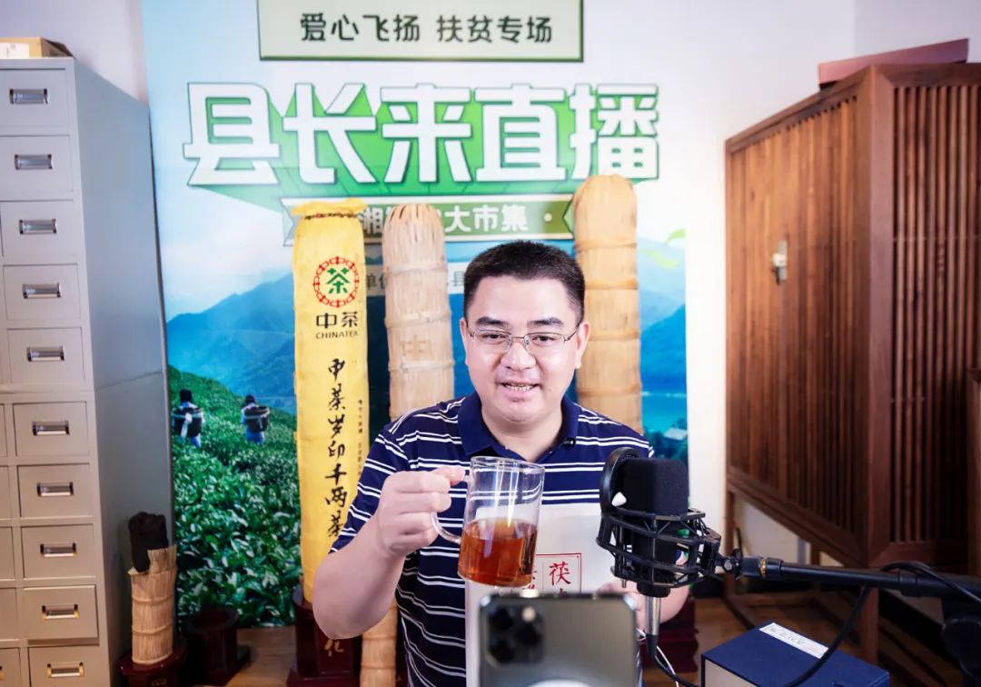 陈灿平在抖音"县长来直播"直播间直播.