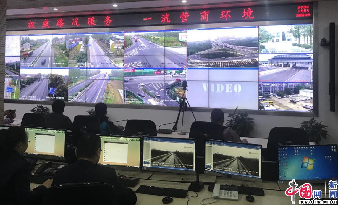 徐州市路网中心内的大屏幕上,各重要道路交通节点的实时监控画面正在