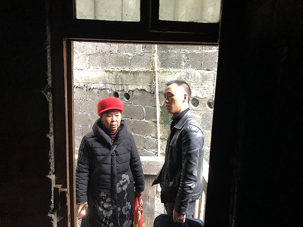 向明钱和母亲郑明秀在多年未住的老宅查看门窗。 本文图片均为澎湃新闻记者 王万春 图(除署名外)