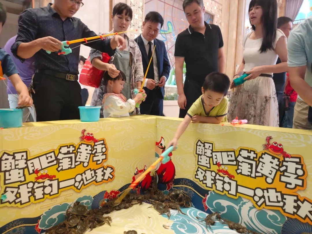 争先恐后放下螃蟹的一刻当工作人员摆好钓具非钓螃蟹莫属国庆最受欢迎