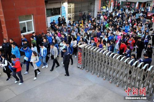  Data picture: In Taiyuan, Shanxi Province, candidates for the civil service examination walked into the examination center. Photographed by Wei Liang