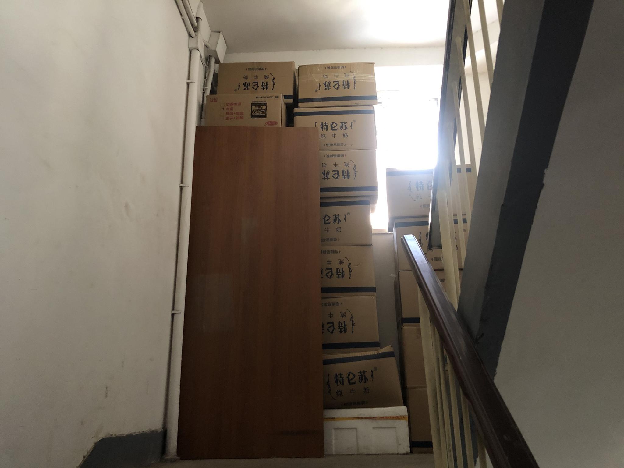 把楼道当库房?一小区楼内乱堆杂物高达十几米