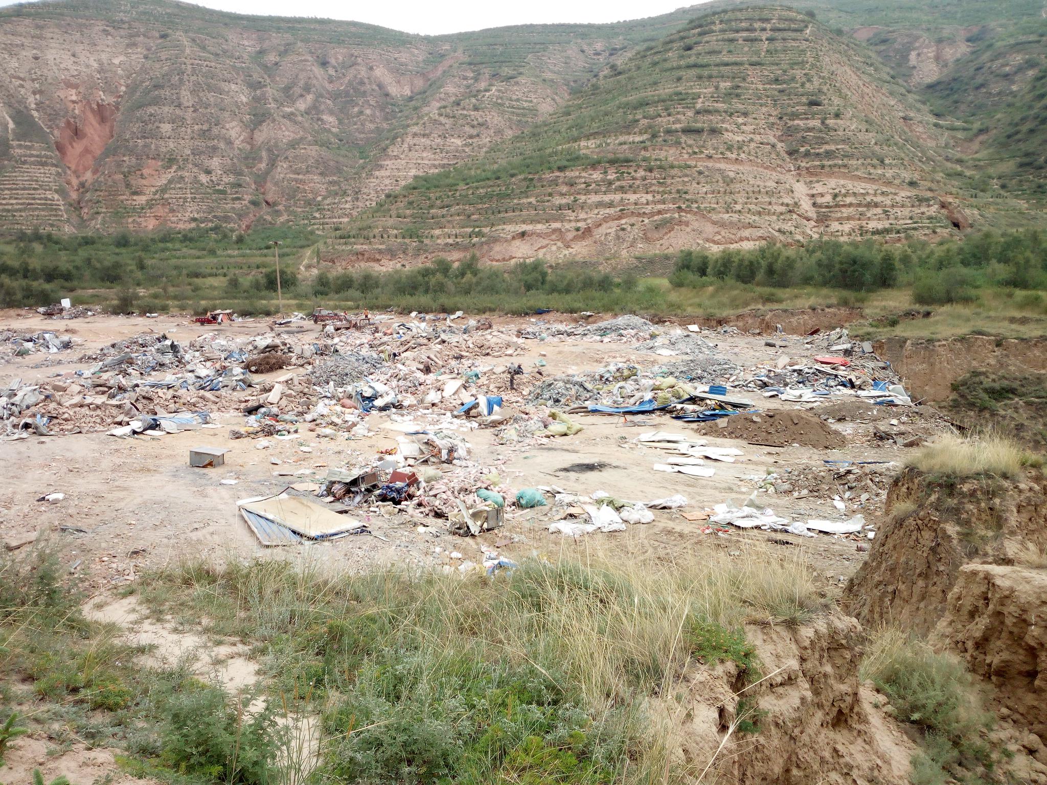 治理前的火烧沟,建筑垃圾,生活垃圾堆积如山.