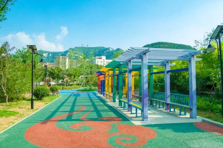 最喜公园广场彩色沥青的大胆用色,配合中国结,祥云,荷花等具有中国