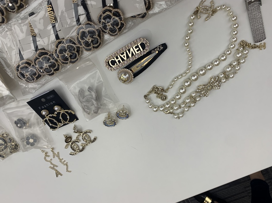 直播间里销售的部分假冒伪劣产品。