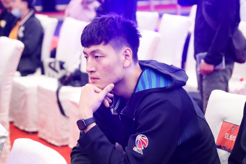 上海男篮两外援结束隔离,全员集结出征cba,首战对阵浙江广厦|可兰白克
