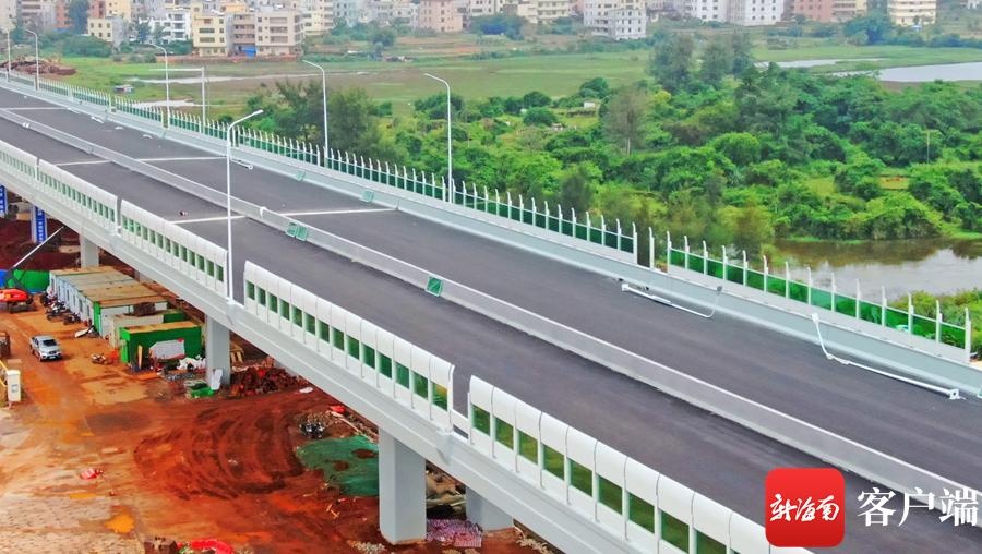 原创组图:海秀快速路二期开始安装隔音板和路灯