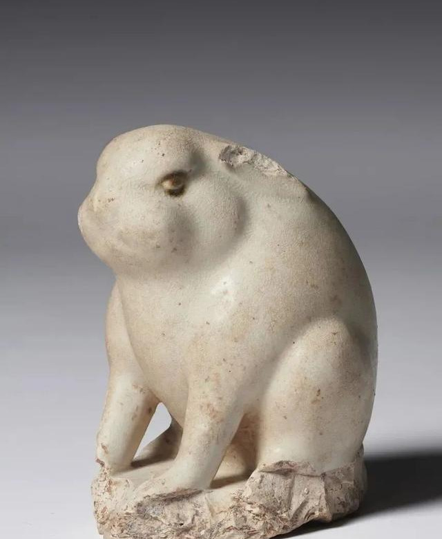 日本东京国立博物馆也珍藏了一只来自唐代兔子,但是是蓝釉兔子.