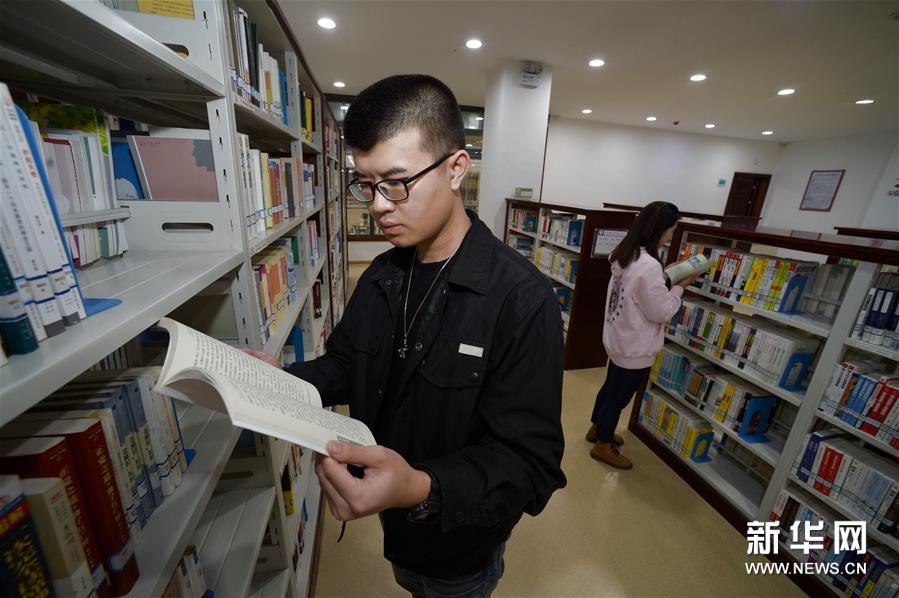 10月13日,读者在贵州省遵义市播州区图书馆挑选书籍.