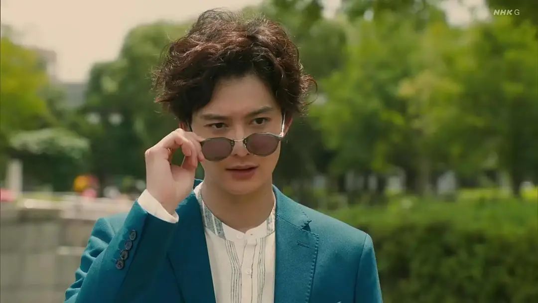 被约出来见面的那个男人,正是由冈田将生饰演的欺诈师黑岩贤介.