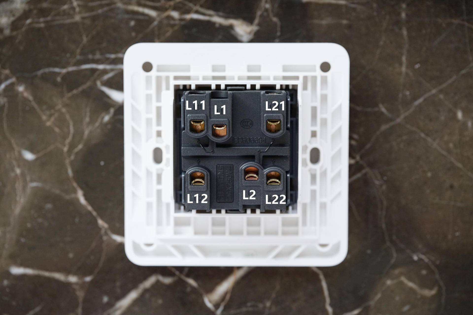 双开双控开关接线柱双开双控属于单开双控的进阶版,唯一的差别无非就