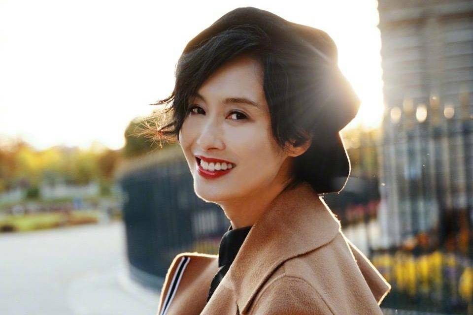 被赞"最正宗港风"——48岁朱茵短发出镜致敬经典,魅力不减当年