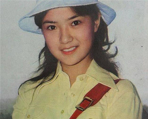 80年代的纯天然美女曾红极一时却因病隐退如今日子平淡幸福
