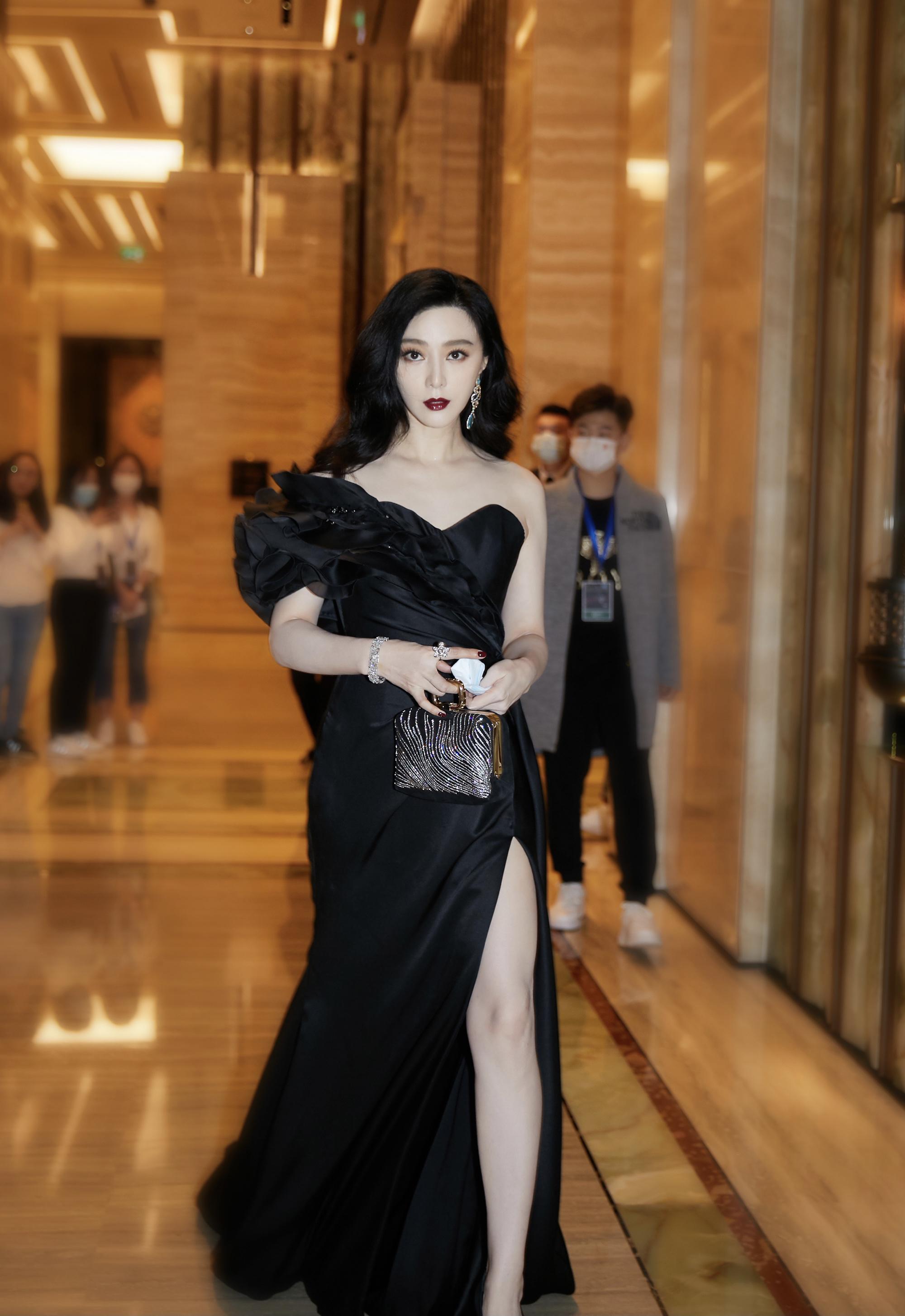走出逃税风波范冰冰高调亮相华鼎奖一袭黑色开叉长裙明艳动人