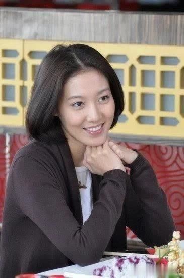 她是靳东的亲妹妹因这部剧一炮而红但老公却成了一个迷