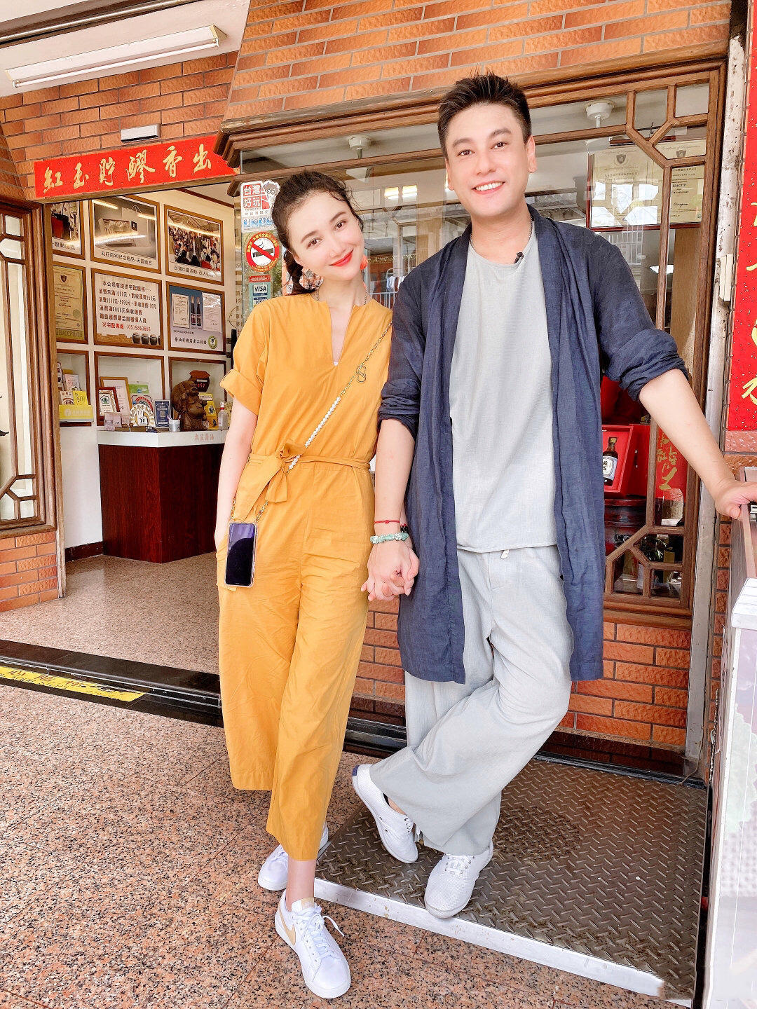 朱孝天携老婆去旅游,一身休闲打扮又帅回来,韩雯雯气质也不赖